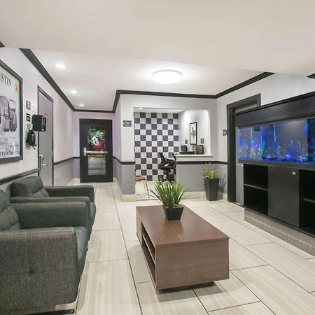Super 8 By Wyndham Austin University/Downtown Area Экстерьер фото