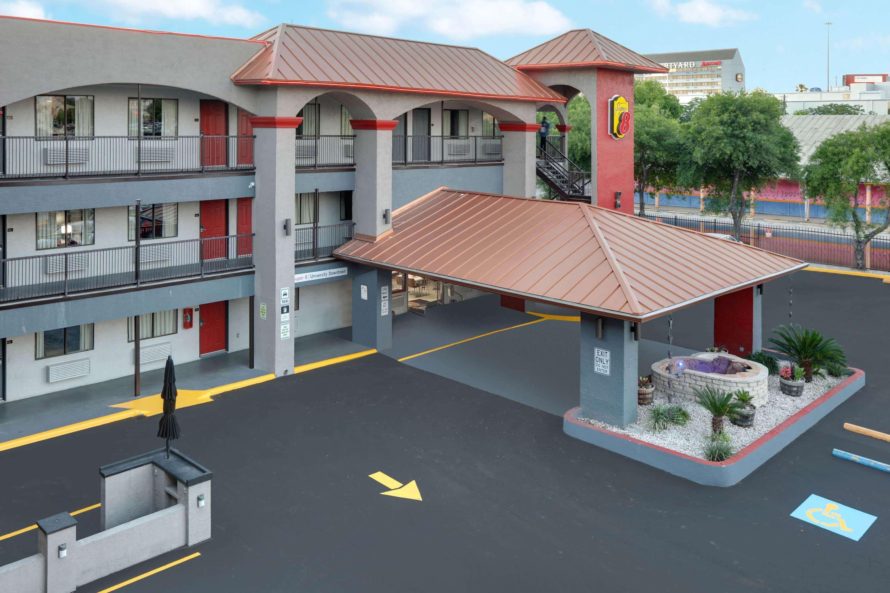 Super 8 By Wyndham Austin University/Downtown Area Экстерьер фото