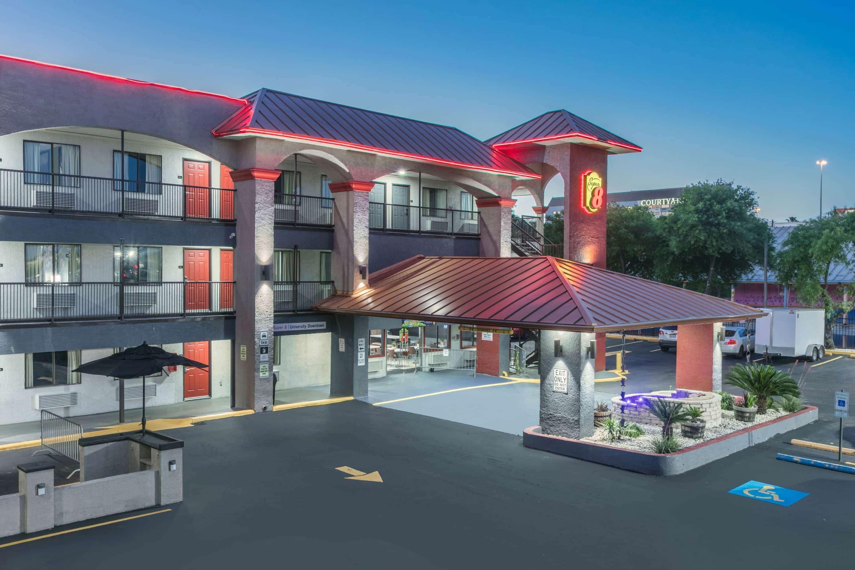 Super 8 By Wyndham Austin University/Downtown Area Экстерьер фото