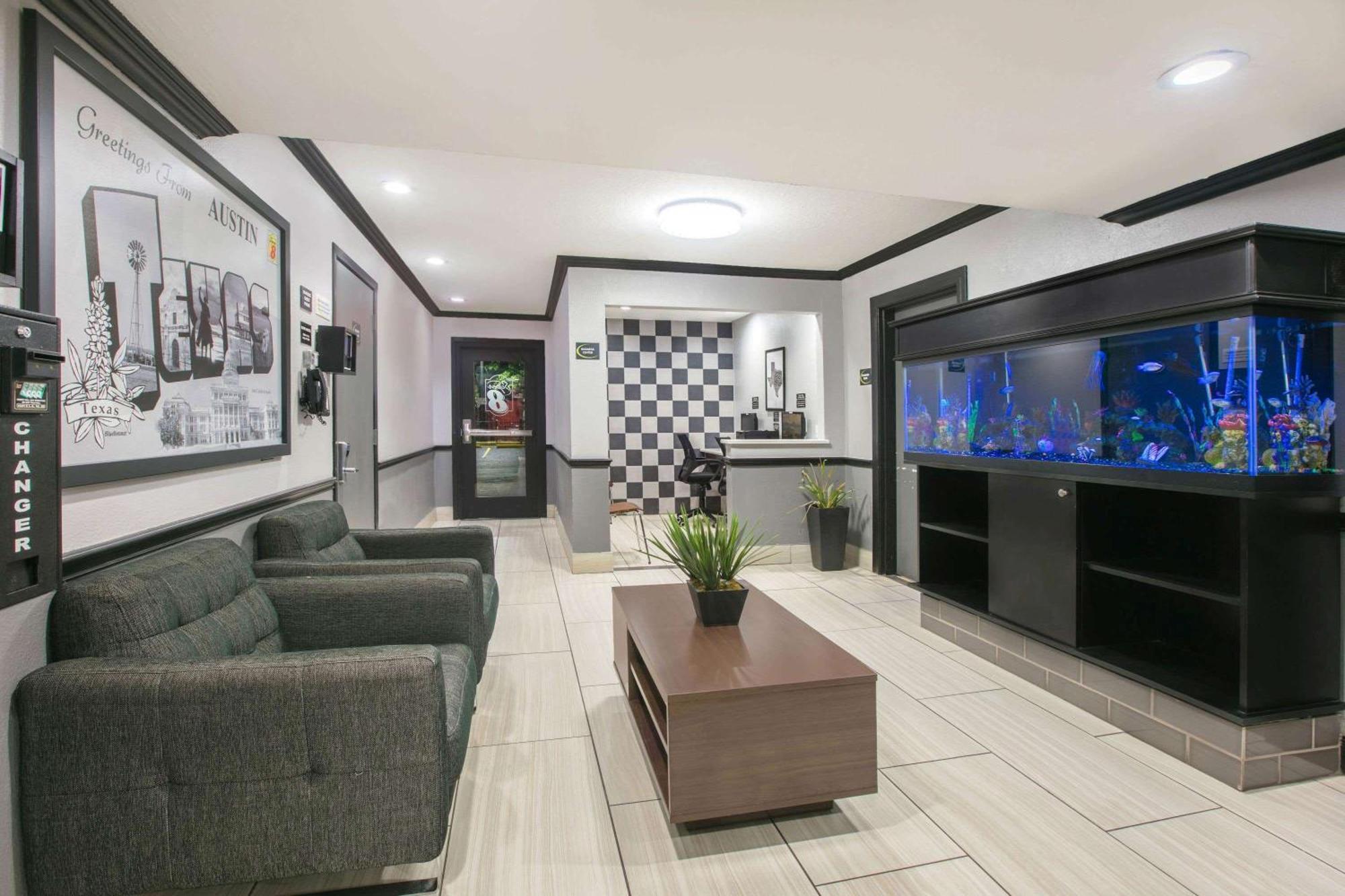 Super 8 By Wyndham Austin University/Downtown Area Экстерьер фото