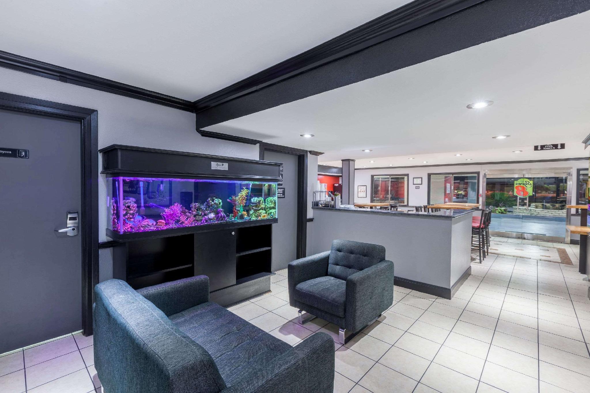 Super 8 By Wyndham Austin University/Downtown Area Экстерьер фото