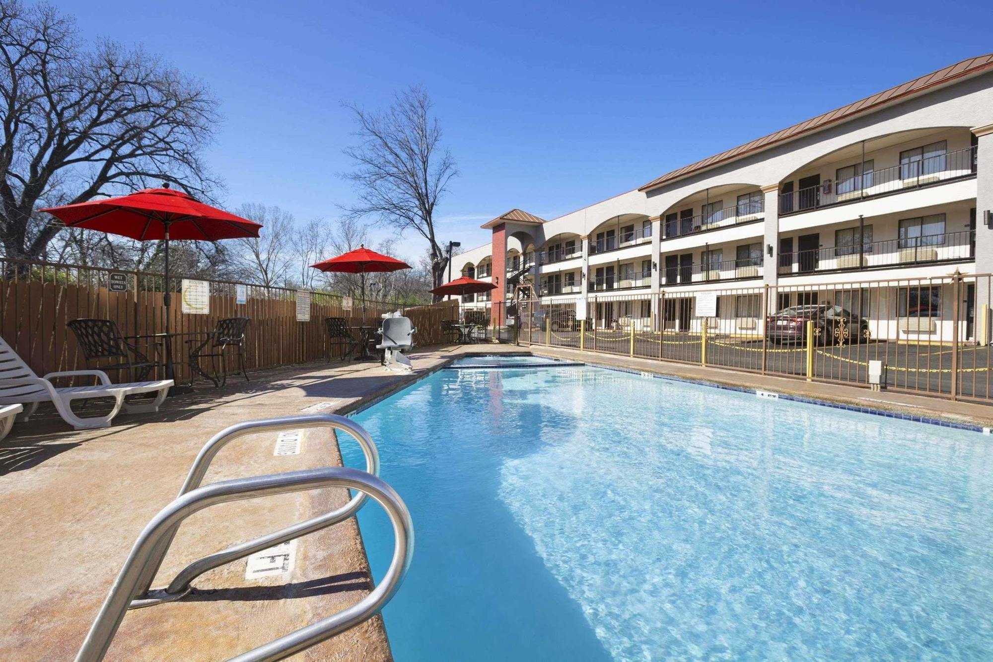 Super 8 By Wyndham Austin University/Downtown Area Экстерьер фото