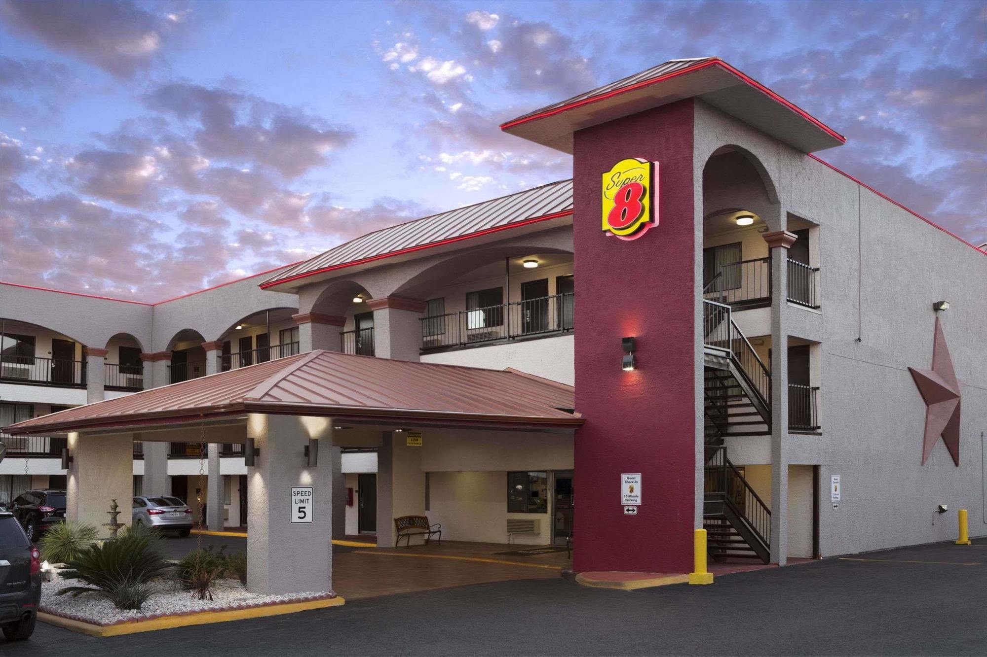 Super 8 By Wyndham Austin University/Downtown Area Экстерьер фото