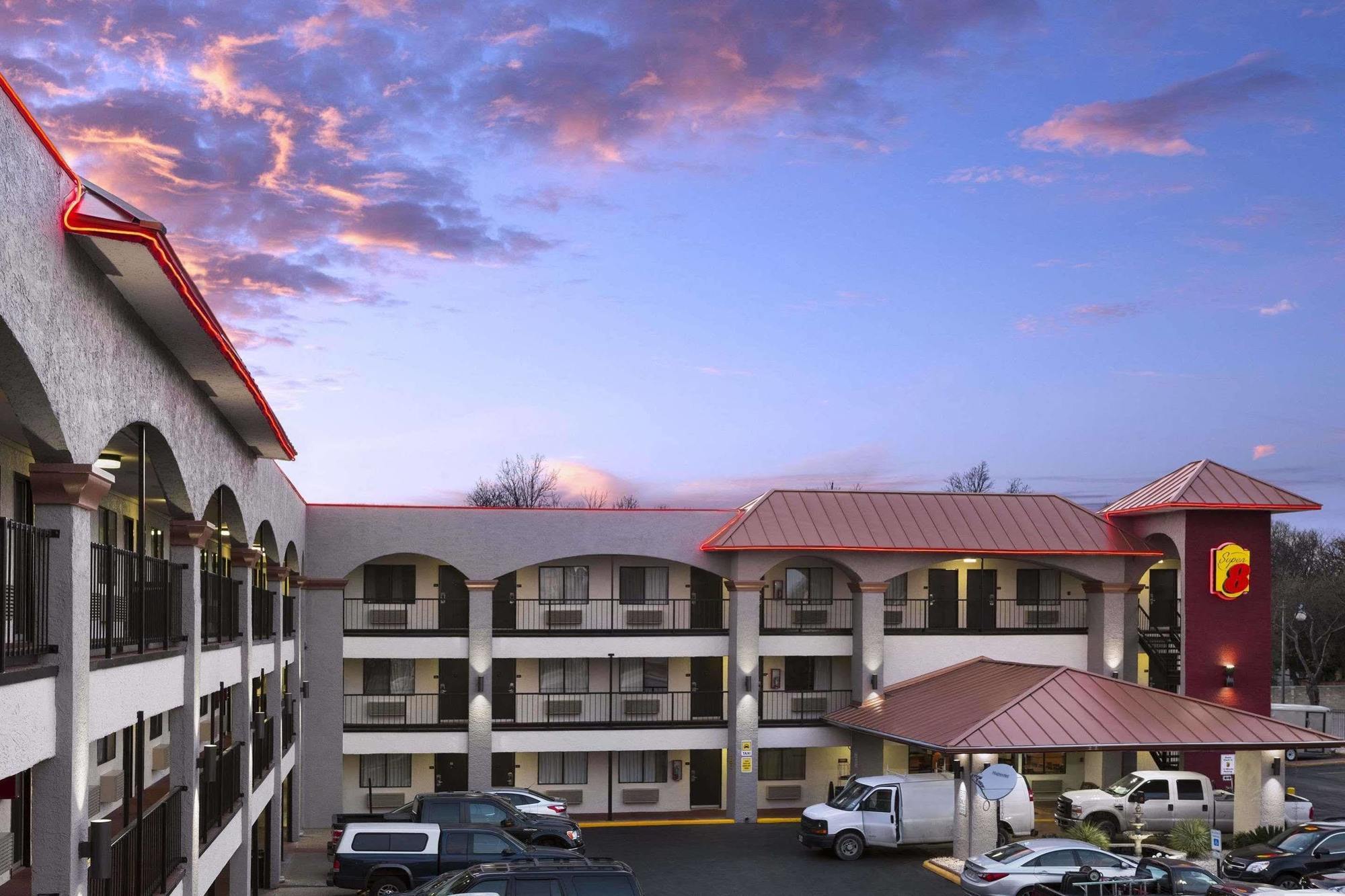 Super 8 By Wyndham Austin University/Downtown Area Экстерьер фото