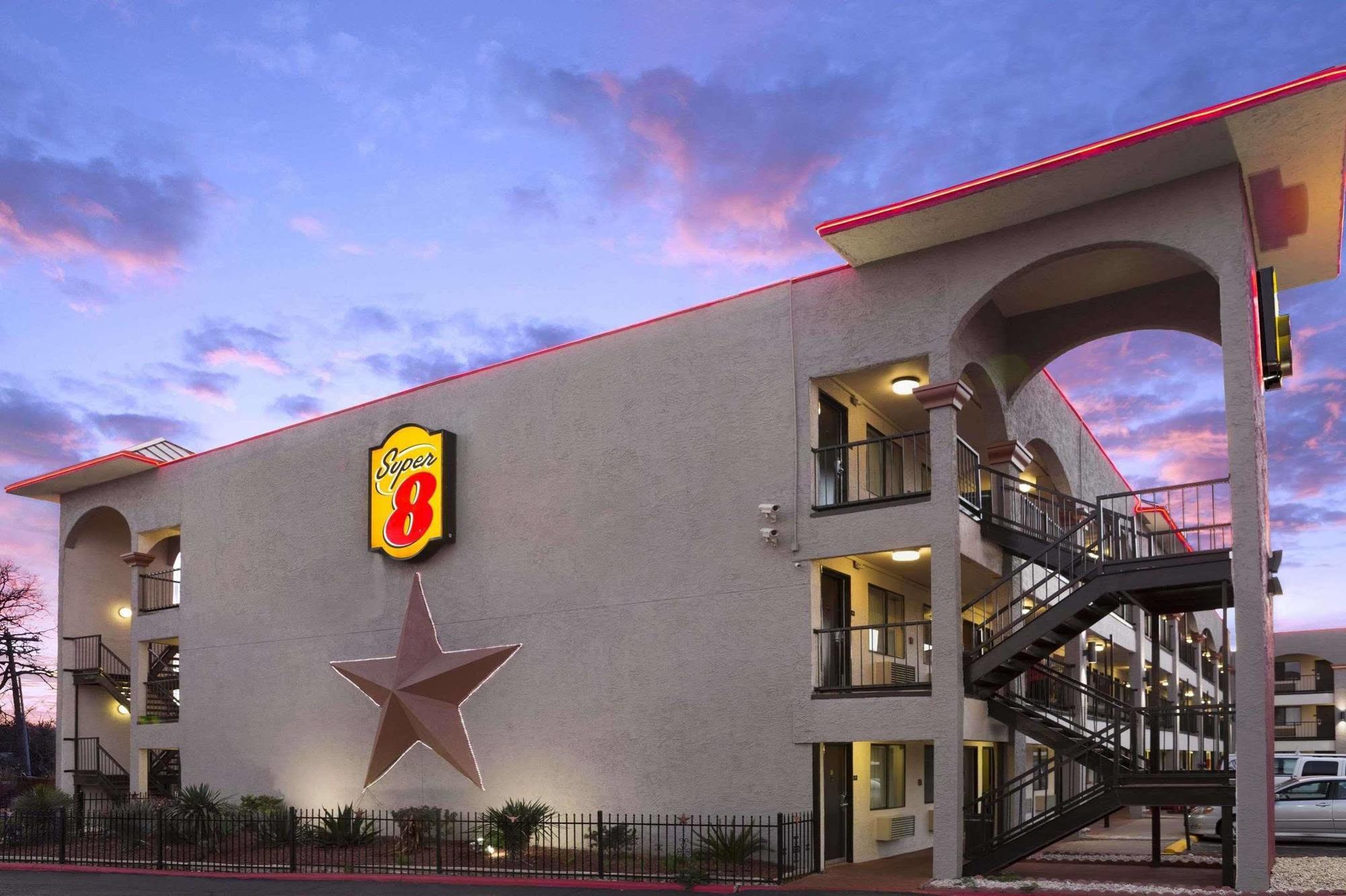 Super 8 By Wyndham Austin University/Downtown Area Экстерьер фото